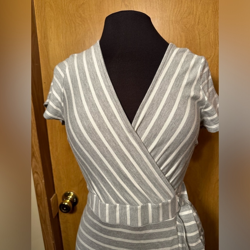Gilli size medium faux wrap gray and white striped dress - Picture 4 of 12